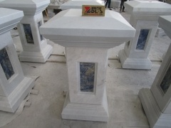 колонна из белого мраморного столба