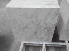 Напольное покрытие из белой мраморной плитки Volakas