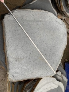 Серый базальтовый камень