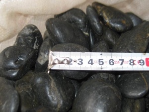 черный цвет натуральная полированная галька речные камни