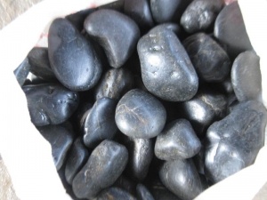 черный цвет натуральная полированная галька речные камни