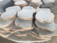 серые неправильные каменные плиты